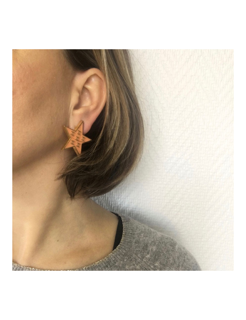 CHANEL star clip-on earrings in gilded metal and coral enamel