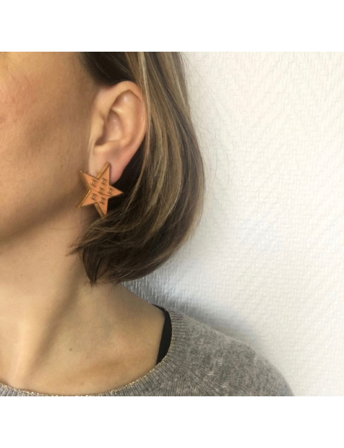 CHANEL star clip-on earrings in gilded metal and coral enamel