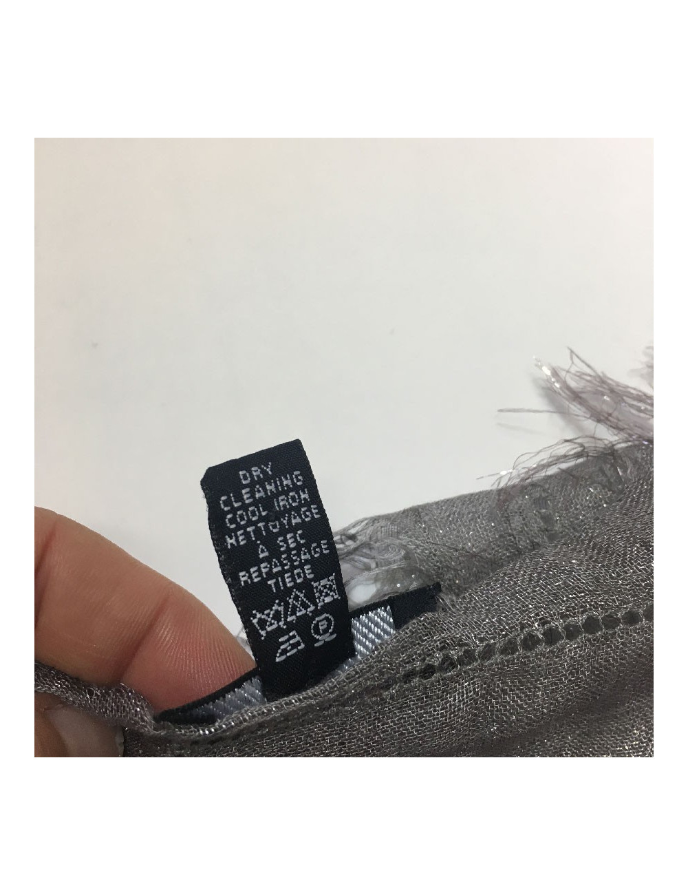 Châle CHANEL en modal et soie gris et fils argentés