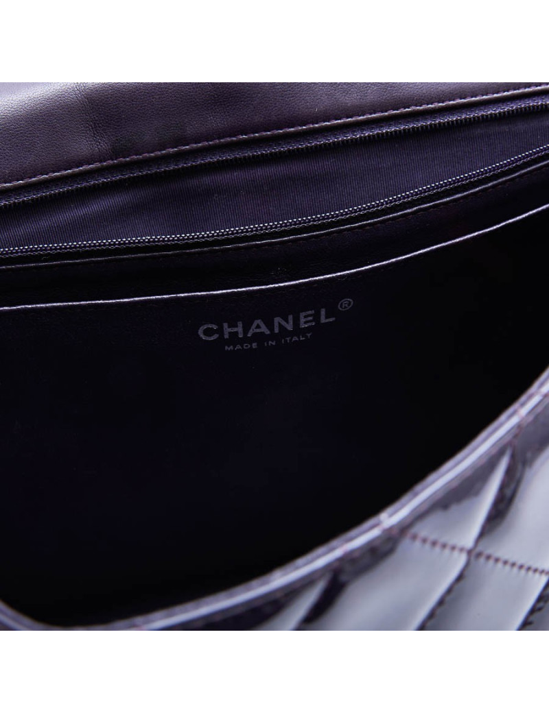 CHANEL maxi jumbo bag in purple patent leather