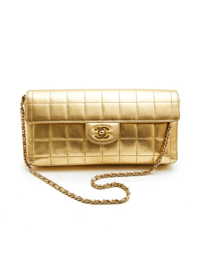 Sac baguette CHANEL cuir matelassé doré