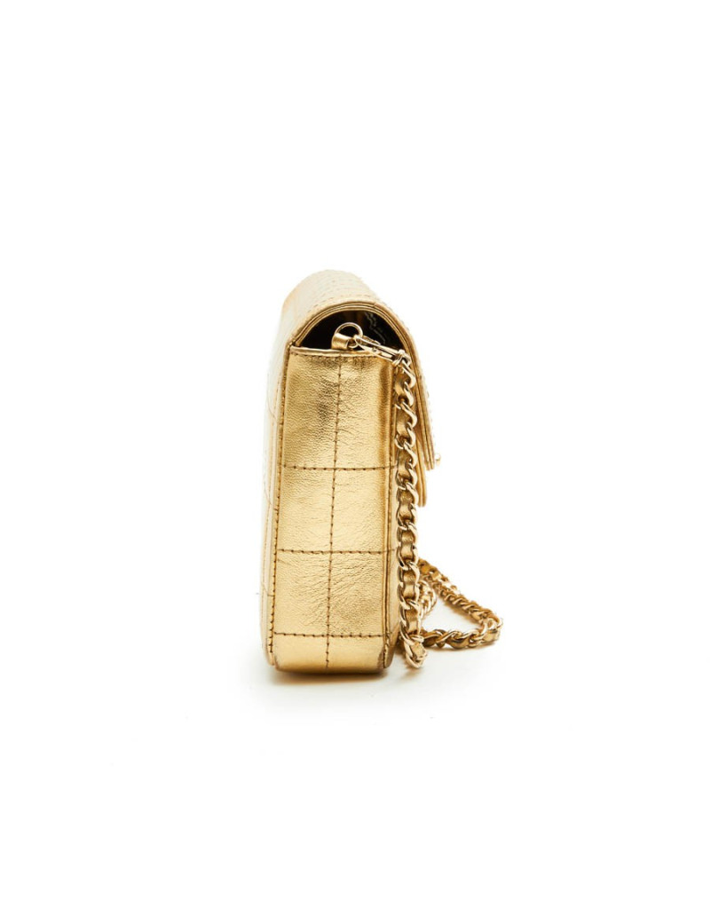Sac baguette CHANEL cuir matelassé doré