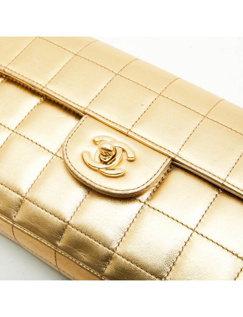 Sac baguette CHANEL cuir matelassé doré