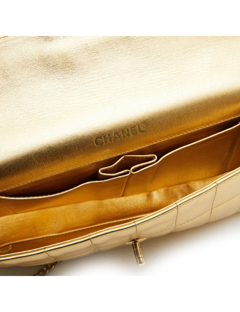 Sac baguette CHANEL cuir matelassé doré