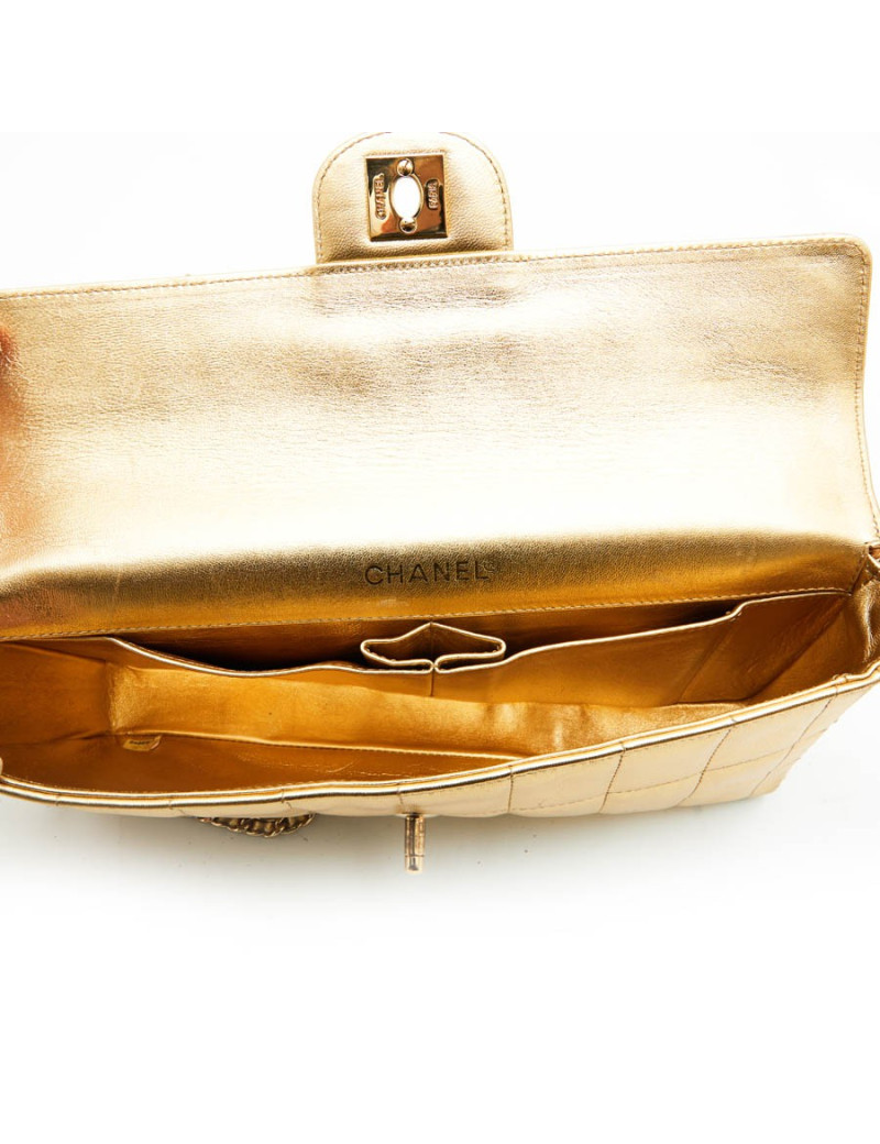 Sac baguette CHANEL cuir matelassé doré