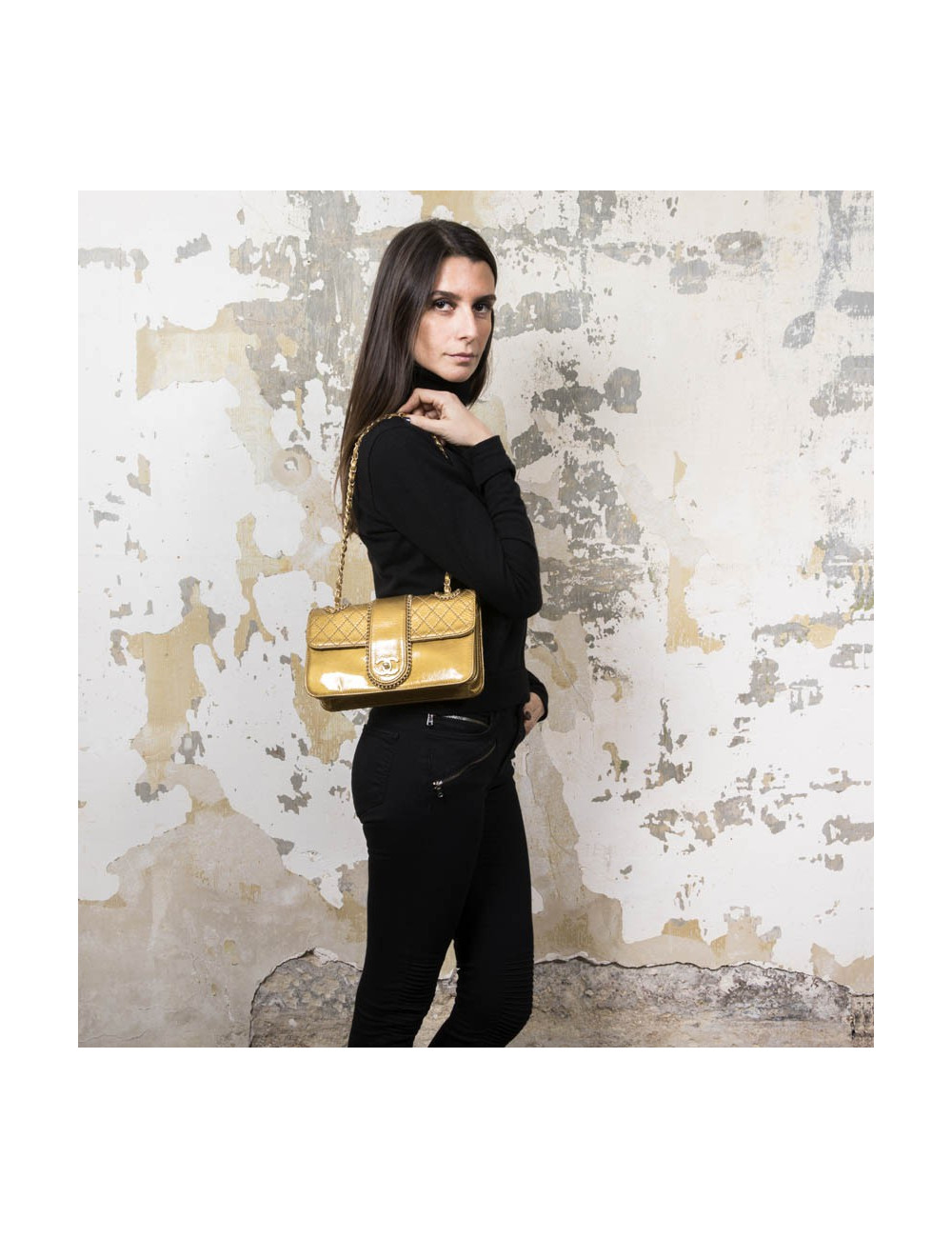 Sac CHANEL cuir verni doré 