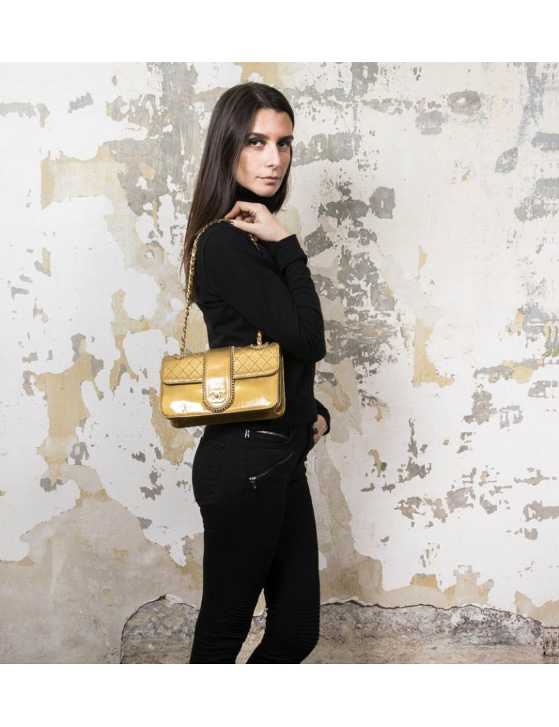 Sac CHANEL cuir verni doré 