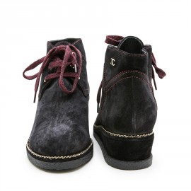 CHANEL boots in dark purple suede size 37.5