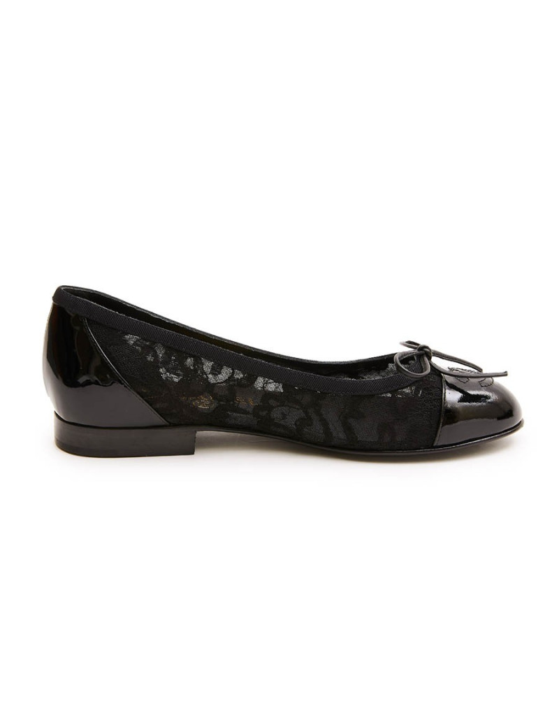 Ballerines T 34 CHANEL en dentelle et cuir noir