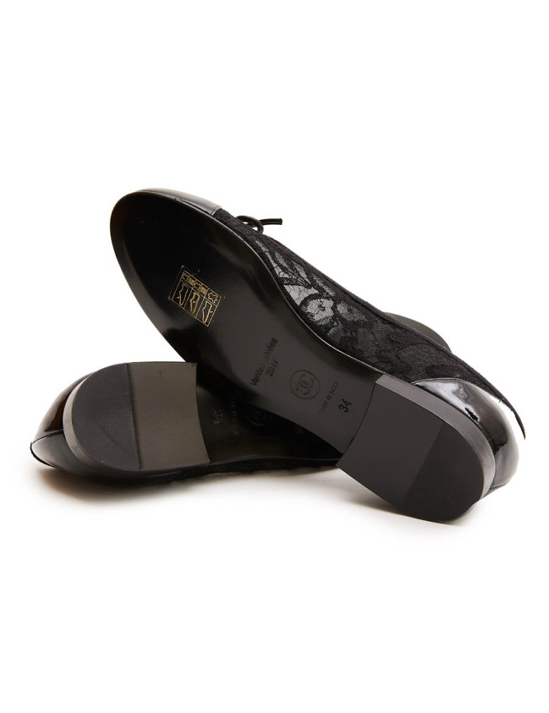 Ballerines T 34 CHANEL en dentelle et cuir noir
