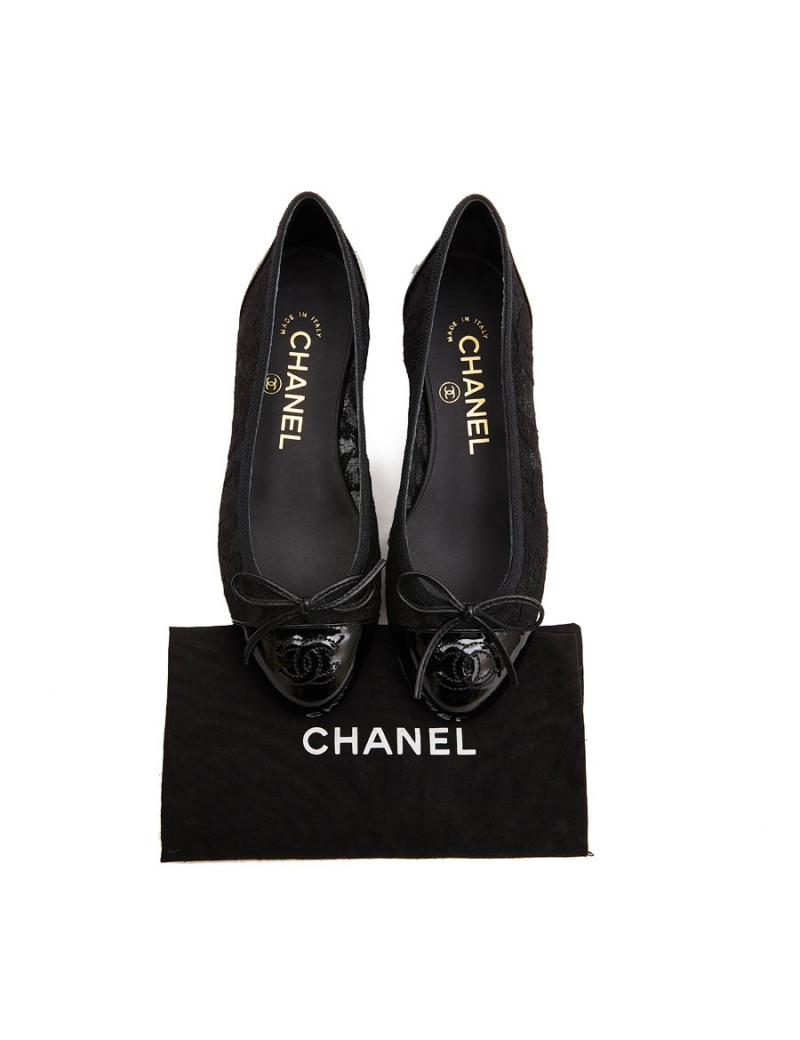 Ballerines T 34 CHANEL en dentelle et cuir noir