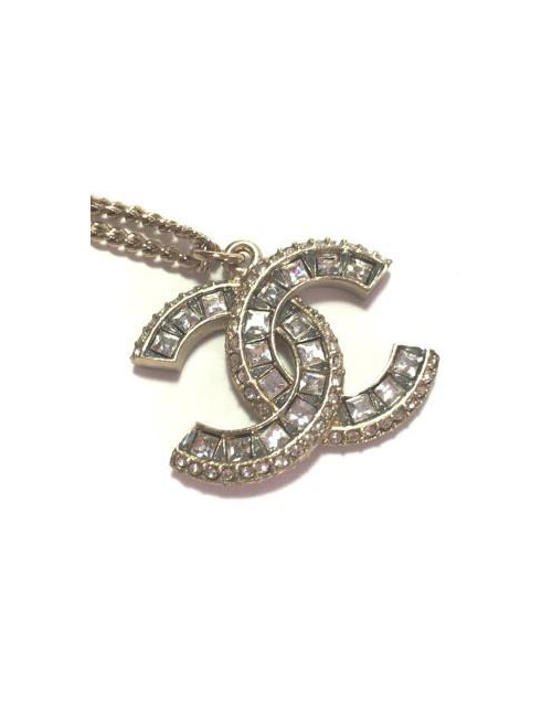 Collier CHANEL pendentif CC en strass et métal doré à l’or fin