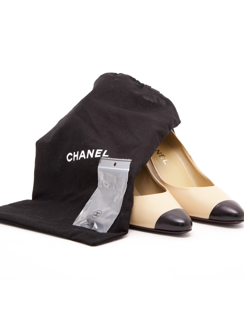 CHANEL Pumps 38.5FR in Smooth Black and Beige Two-tone Leather 