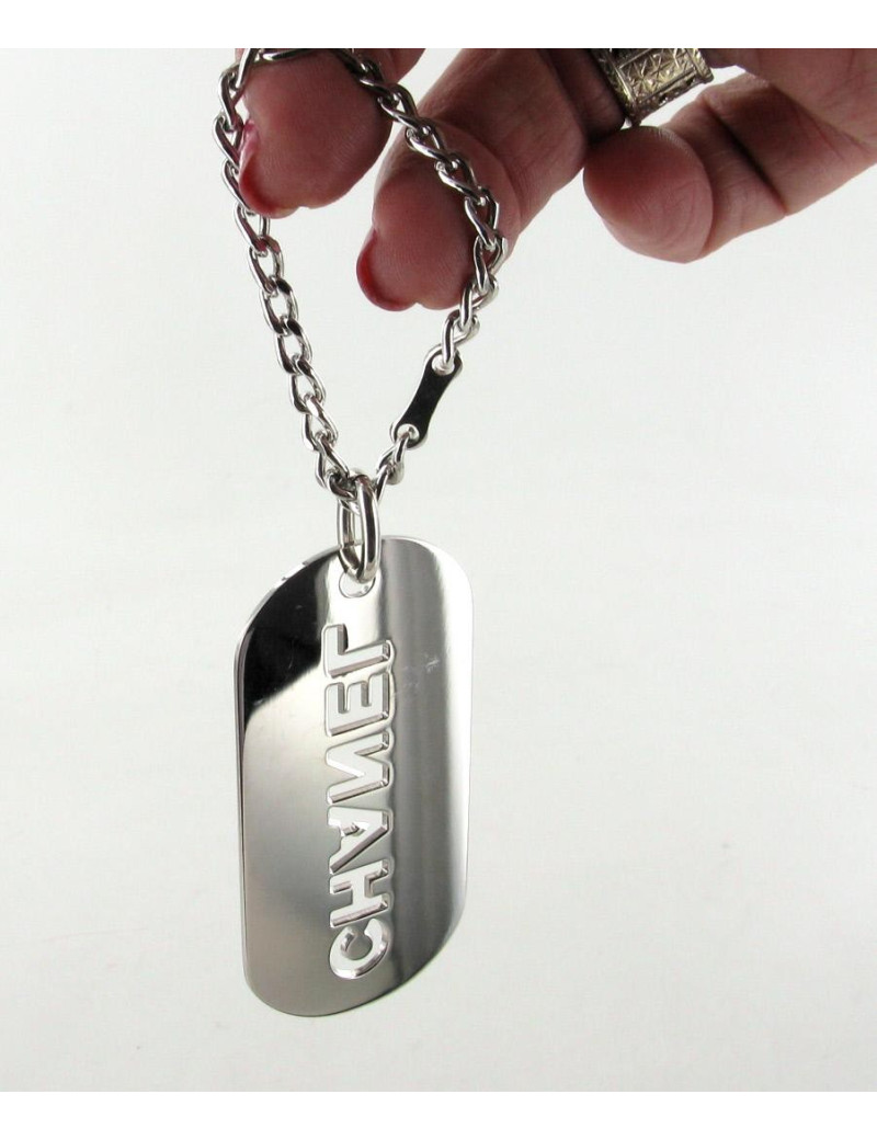 Porte clés CHANEL en métal argenté