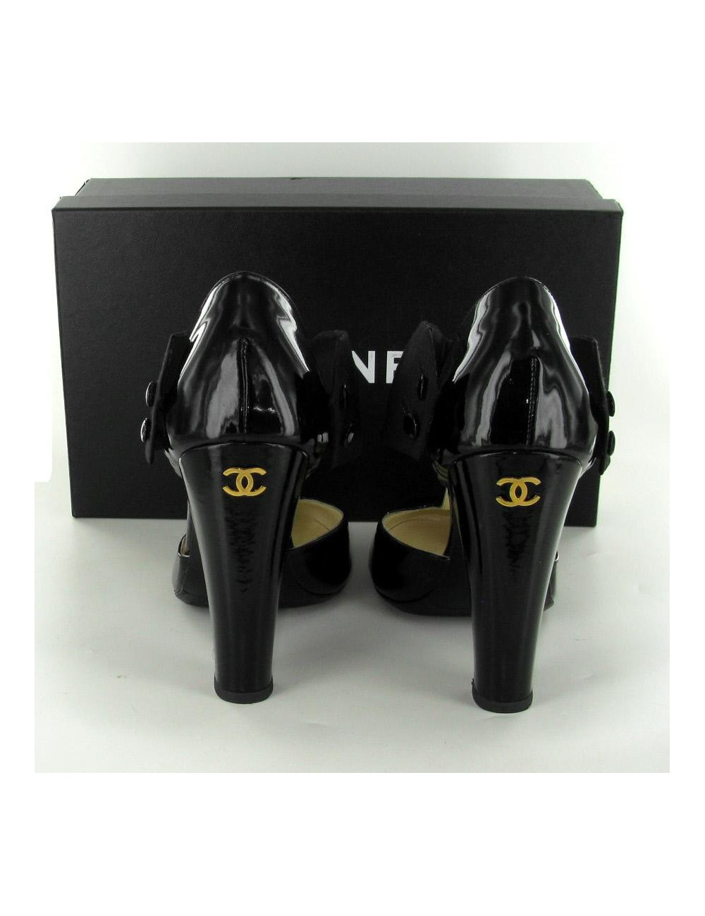 Escarpins T38  CHANEL cuir vernis noir et satin