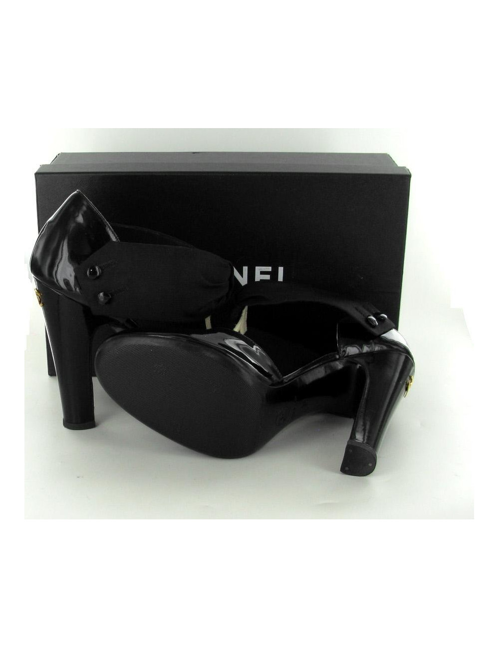 Escarpins T38  CHANEL cuir vernis noir et satin