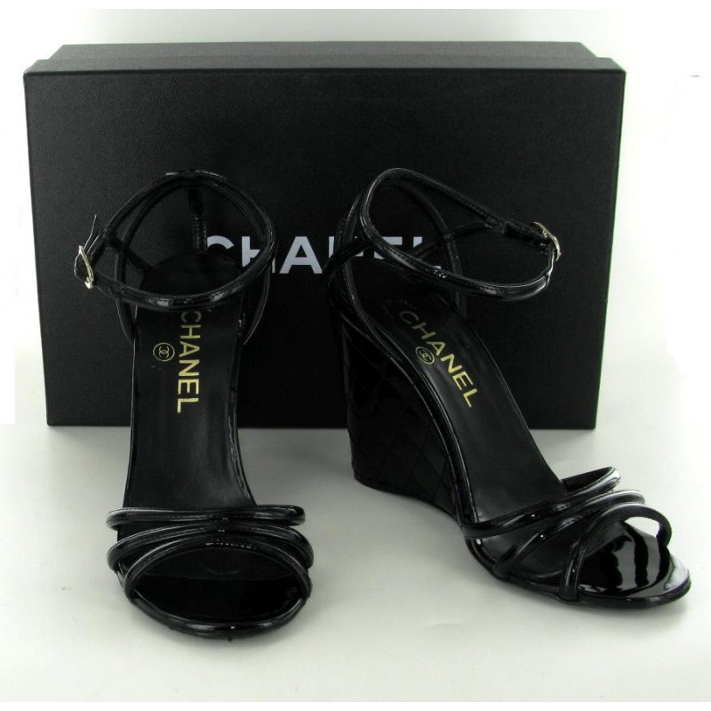 Sandals T37 CHANEL compensated quilted leather varnish black