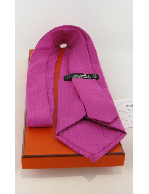 Cravate HERMES "faconnée H" en soie