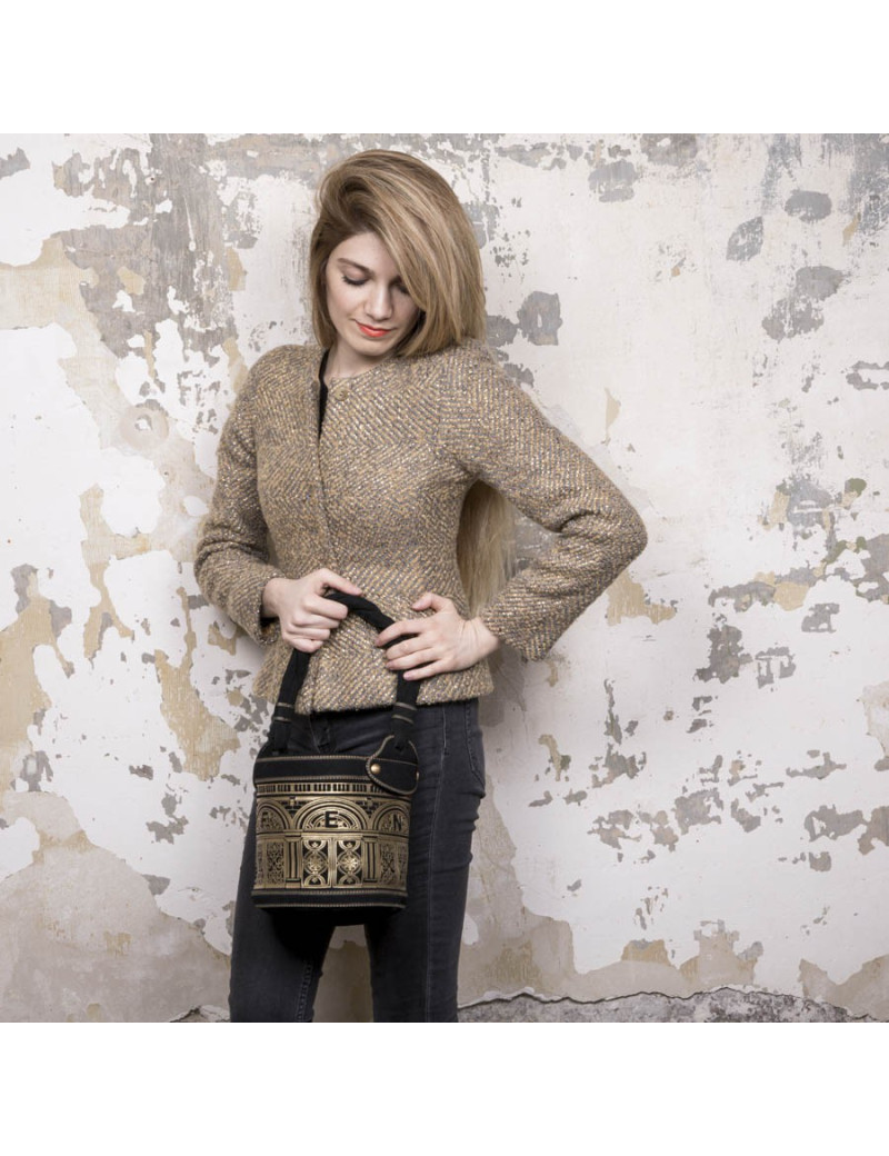 Sac seau FENDI cuir noir embossé or