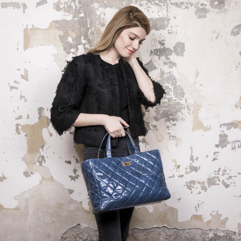 CHANEL tote bag in aged blue quilted leather - VALOIS VINTAGE PARIS