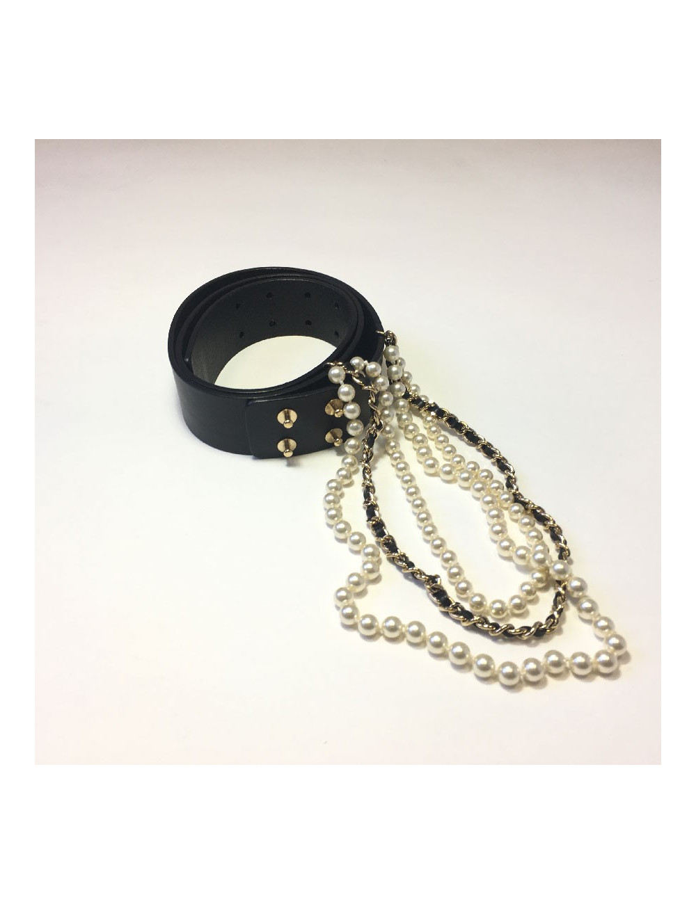 Ceinture CHANEL en cuir noir et perles blanches