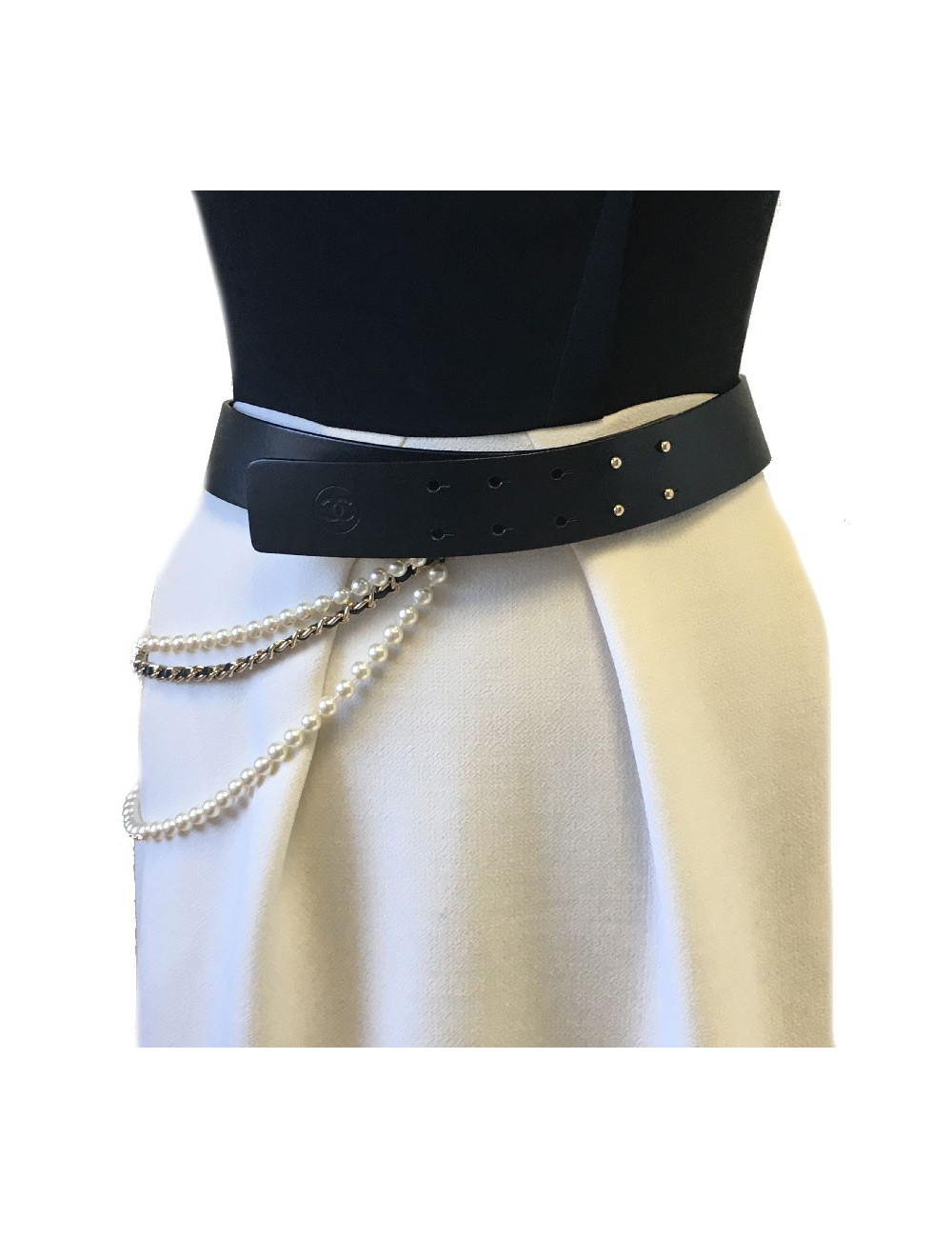 Ceinture CHANEL en cuir noir et perles blanches