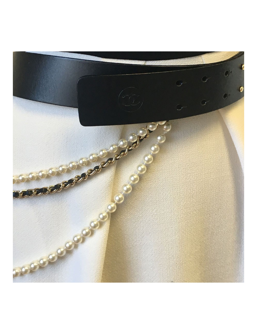 Ceinture CHANEL en cuir noir et perles blanches