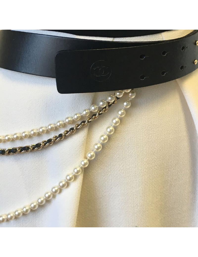 Ceinture CHANEL en cuir noir et perles blanches