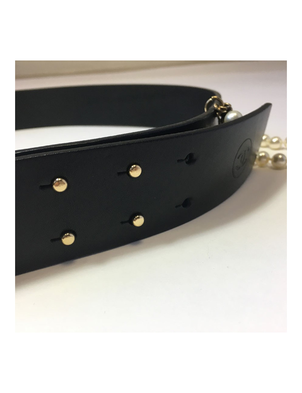 Ceinture CHANEL en cuir noir et perles blanches