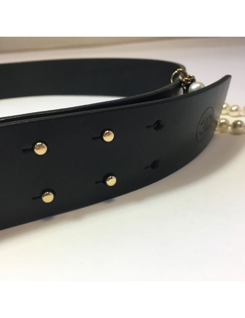 Ceinture CHANEL en cuir noir et perles blanches