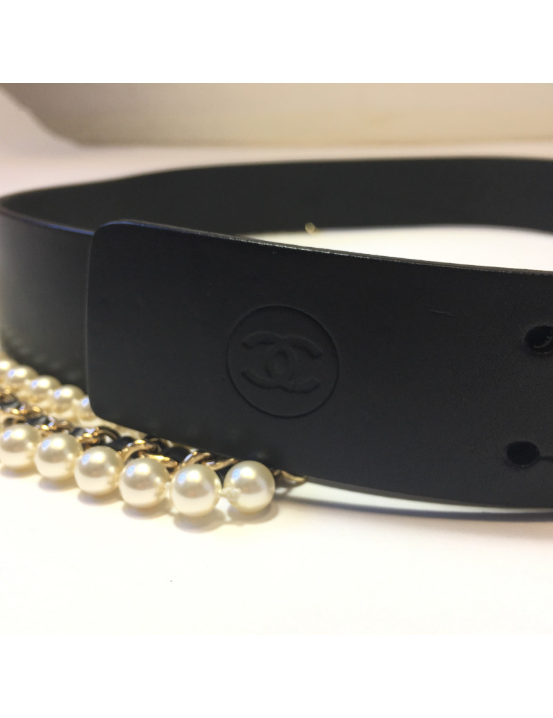 Ceinture CHANEL en cuir marron et perles blanches