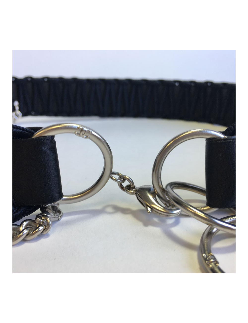 E.S Ceinture CHANEL en cuir noir et satin 