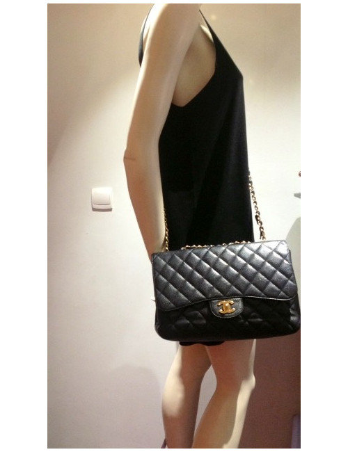 Jumbo "Mademoiselle" CHANEL en cuir caviar 