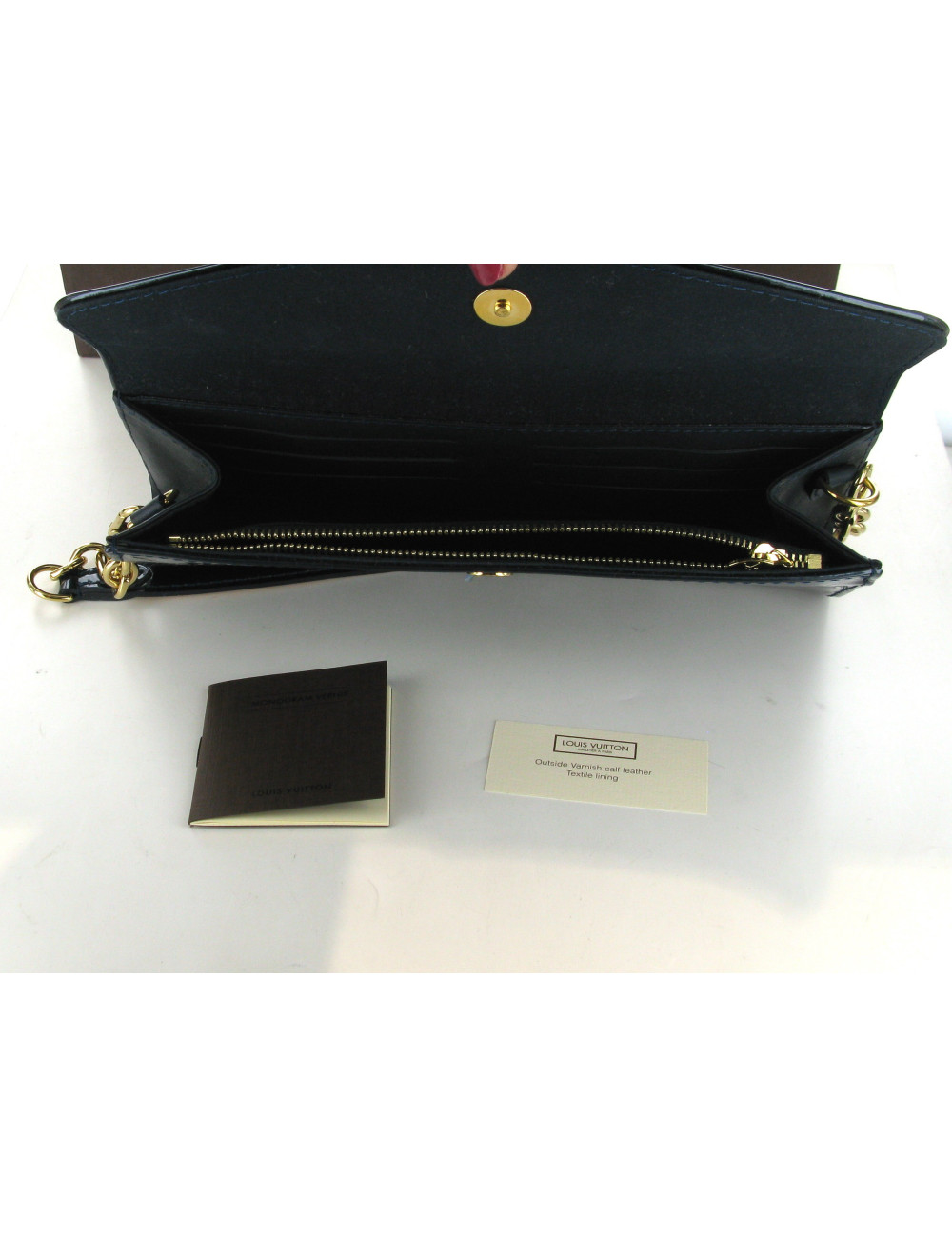 Pochette LOUIS VUITTON cuir vernis bleu monogramme "LV"