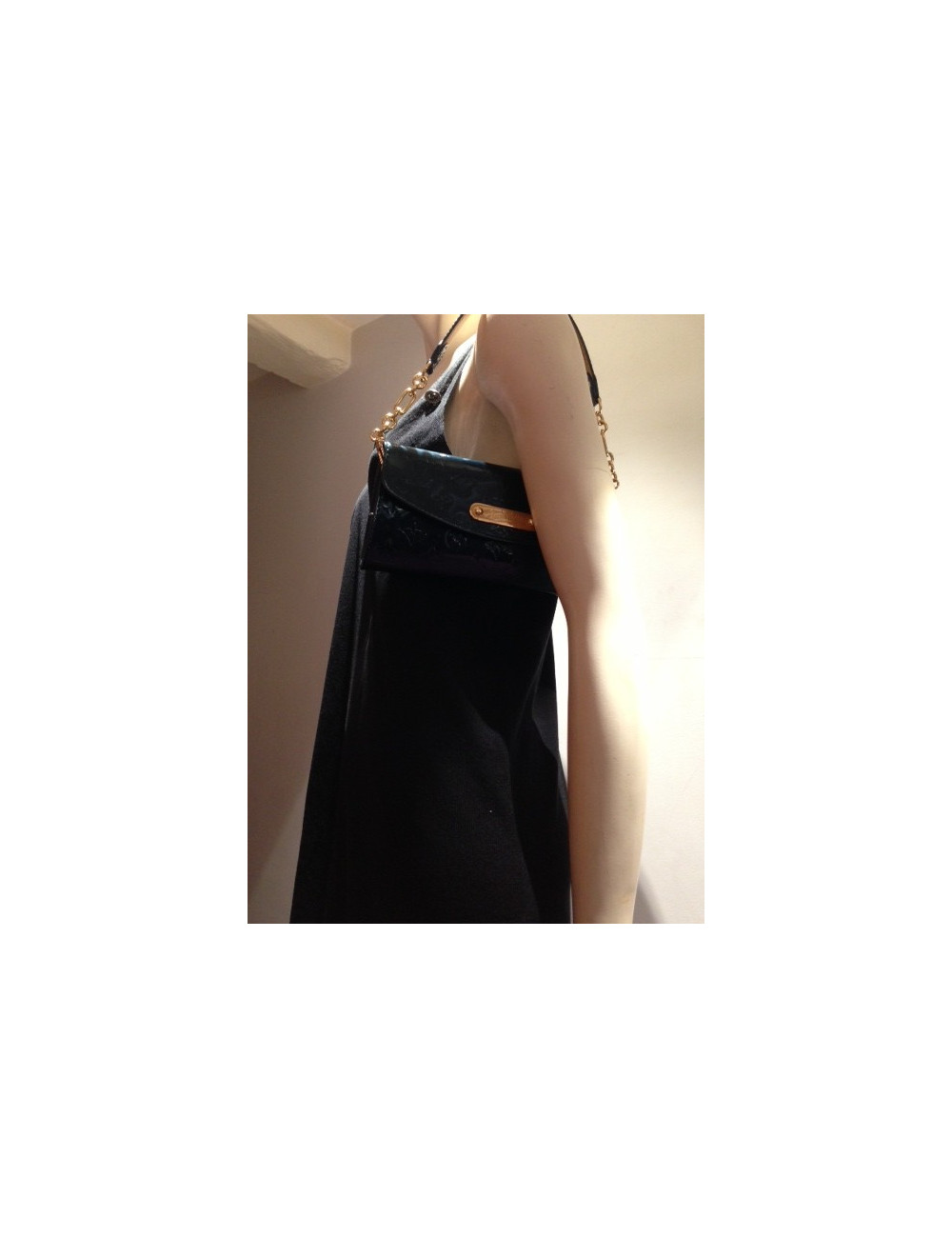 Pochette LOUIS VUITTON cuir vernis bleu monogramme "LV"