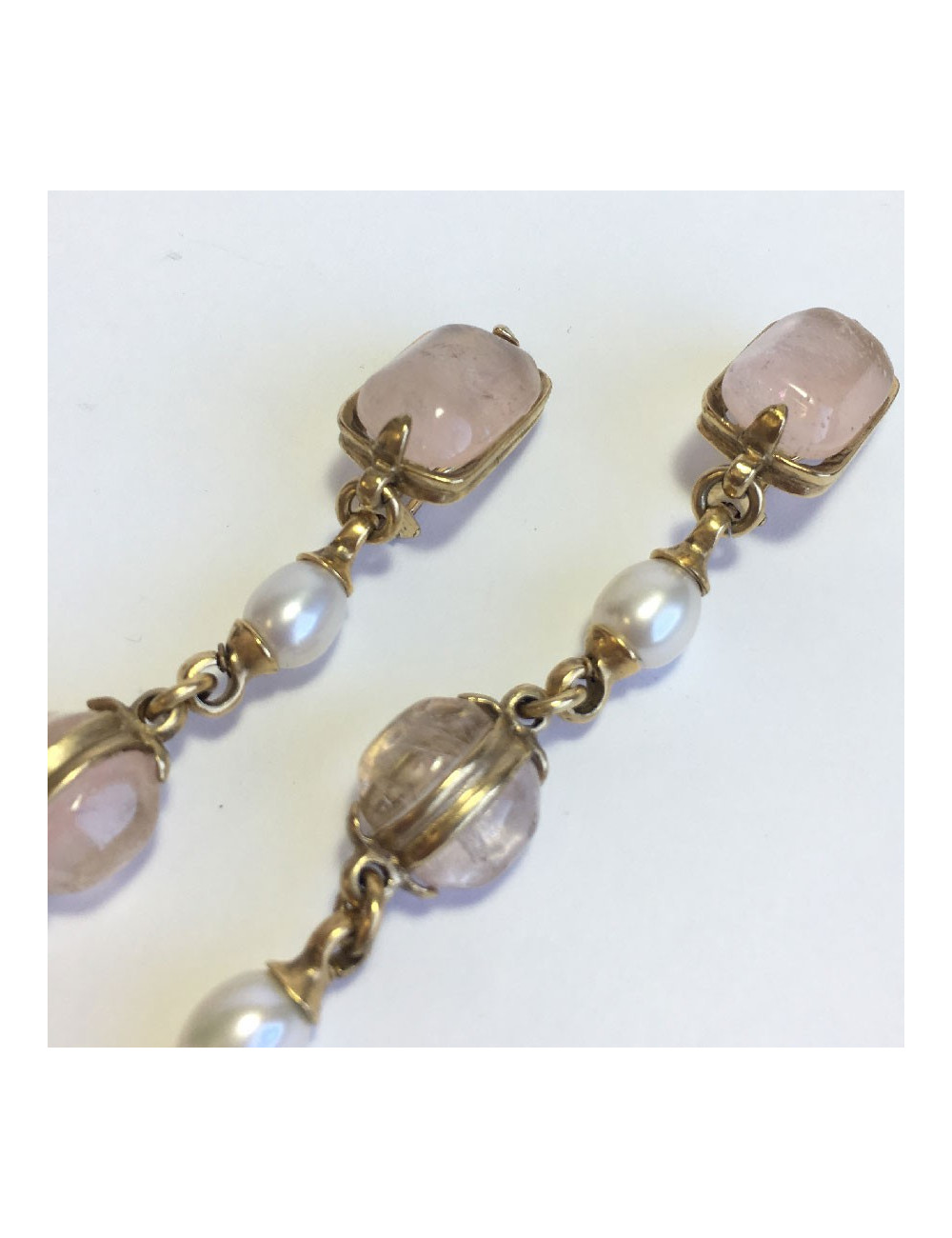 Boucles d'oreille GOOSSENS pendantes en pâte de verre blanche et rose pâle