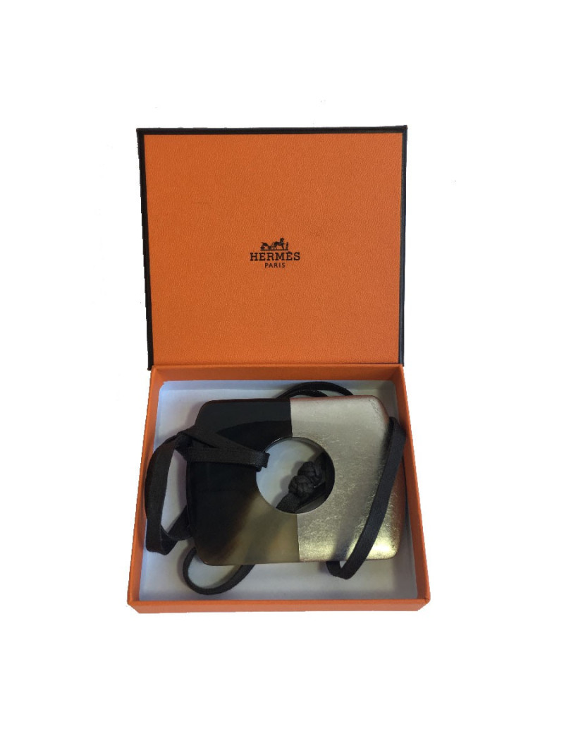 Pendentif Isthme HERMES en corne et feuille d'or bronze doré