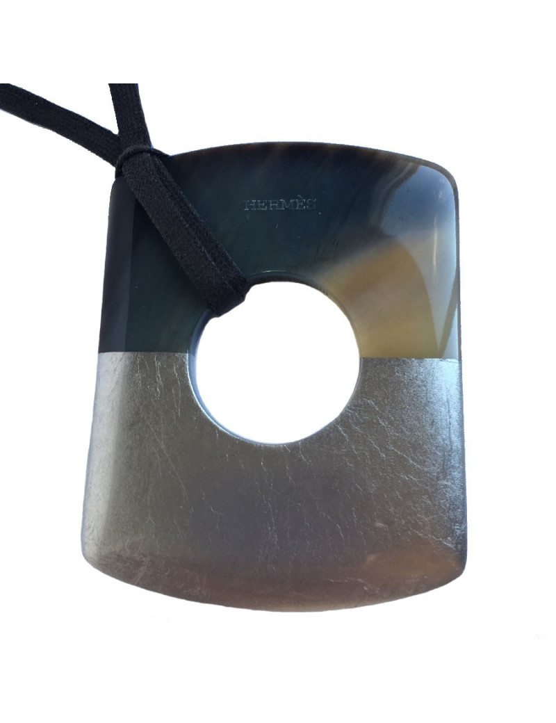 Pendentif Isthme HERMES en corne et feuille d'or bronze doré