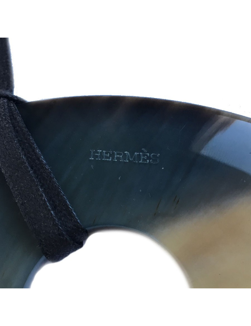 Pendentif Isthme HERMES en corne et feuille d'or bronze doré