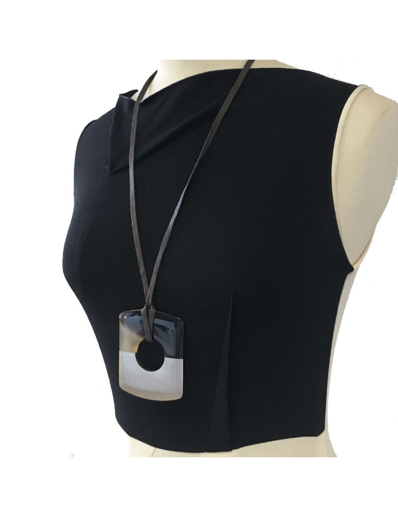 E.S Pendentif Isthme HERMES en corne et feuille d'or bronze doré