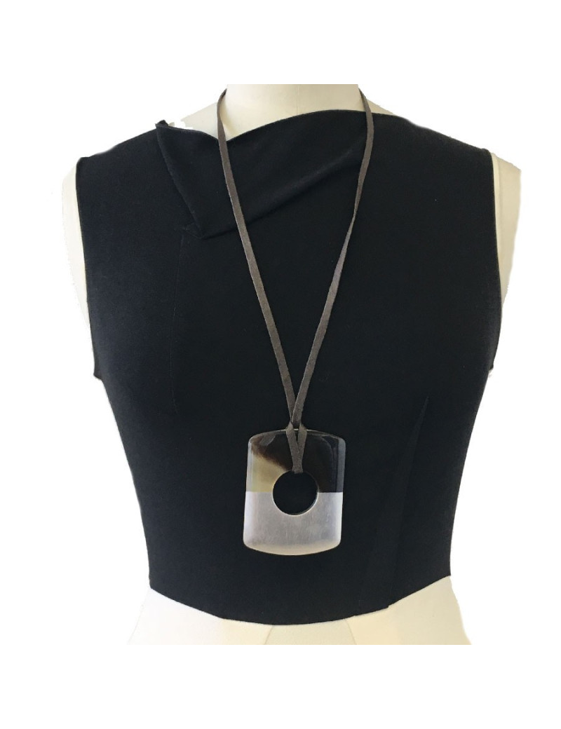 E.S Pendentif Isthme HERMES en corne et feuille d'or bronze doré