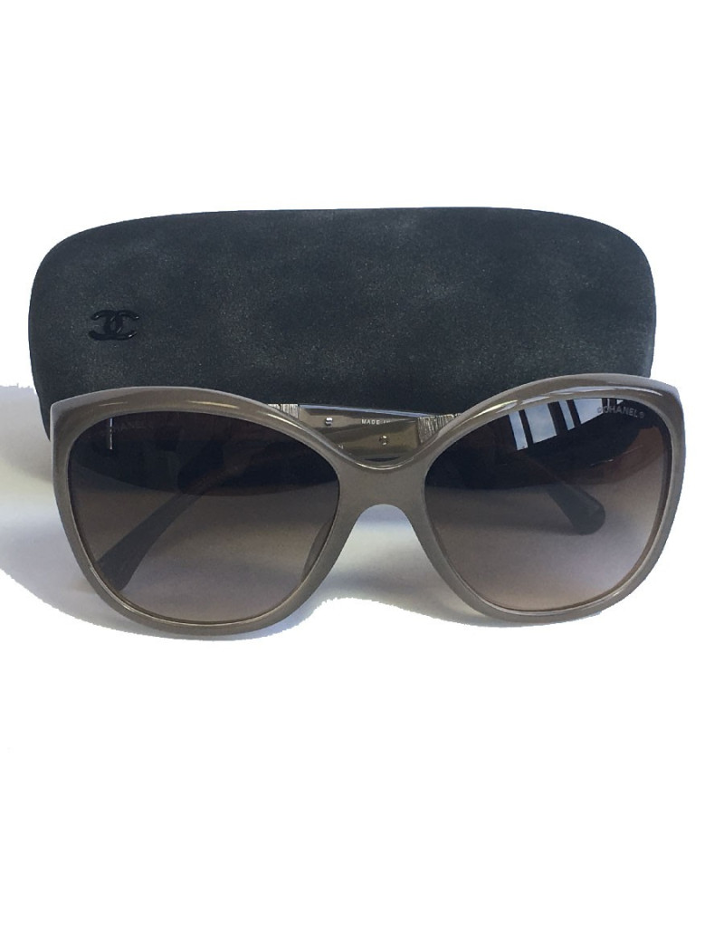 Lunettes de soleil CHANEL en plastique beige avec brillants sur les branches