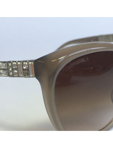 Lunettes de soleil CHANEL en plastique beige avec brillants sur les branches 2