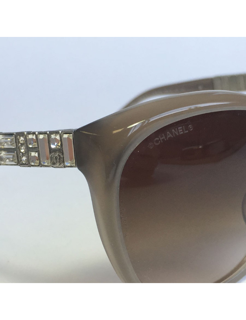 Lunettes de soleil CHANEL en plastique beige avec brillants sur les branches