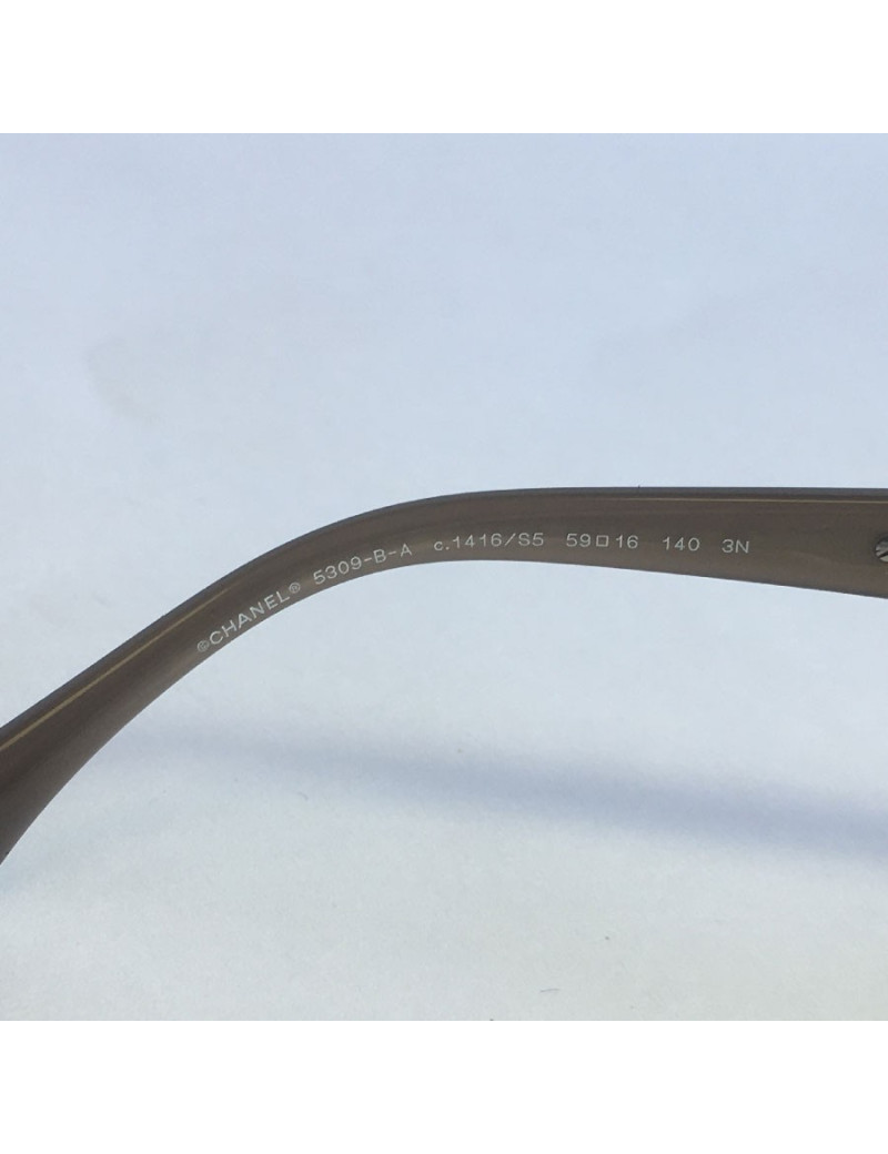 Lunettes de soleil CHANEL en plastique beige avec brillants sur les branches