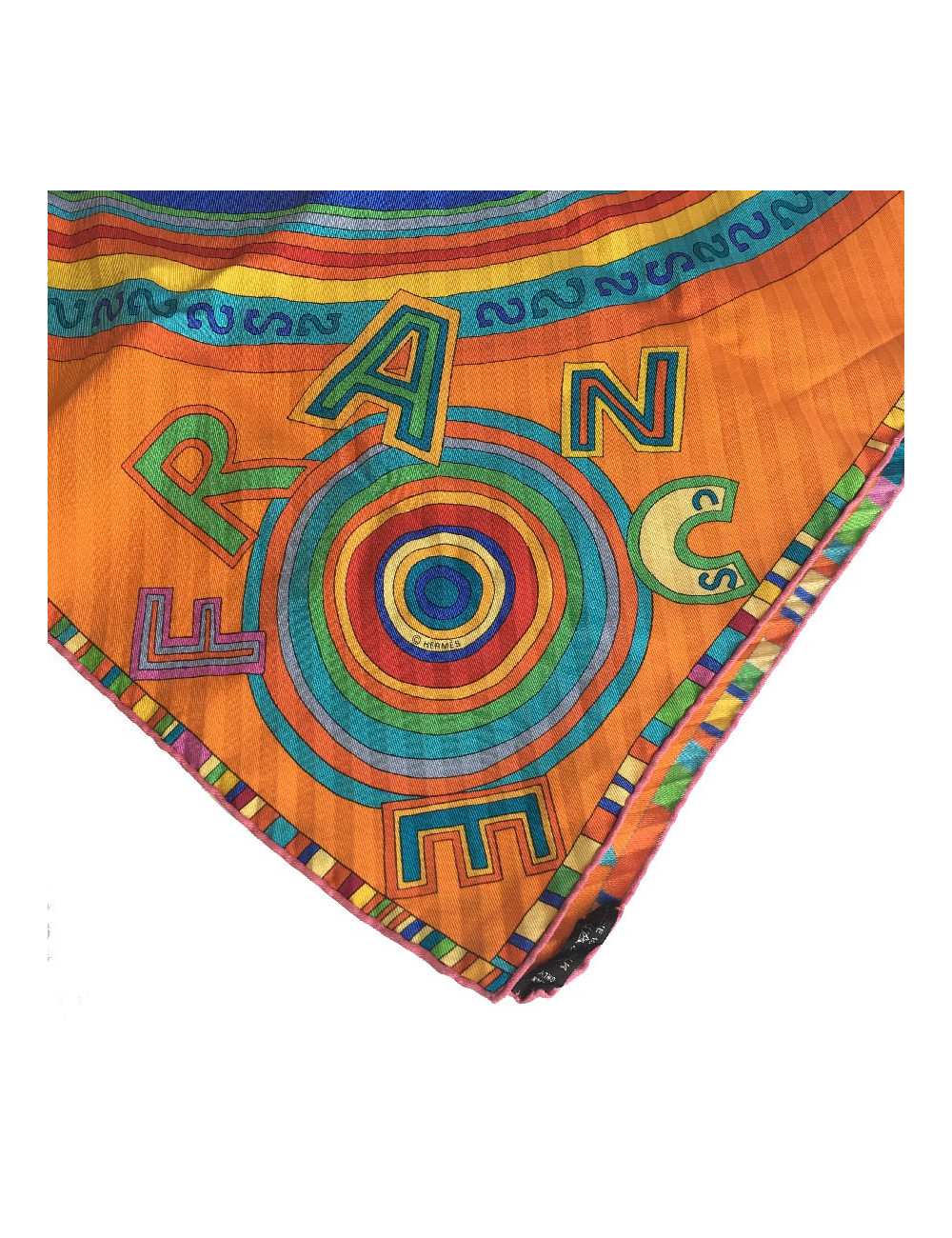 Carré HERMES 'Tohu Bohu' en soie orange et fond multicolore