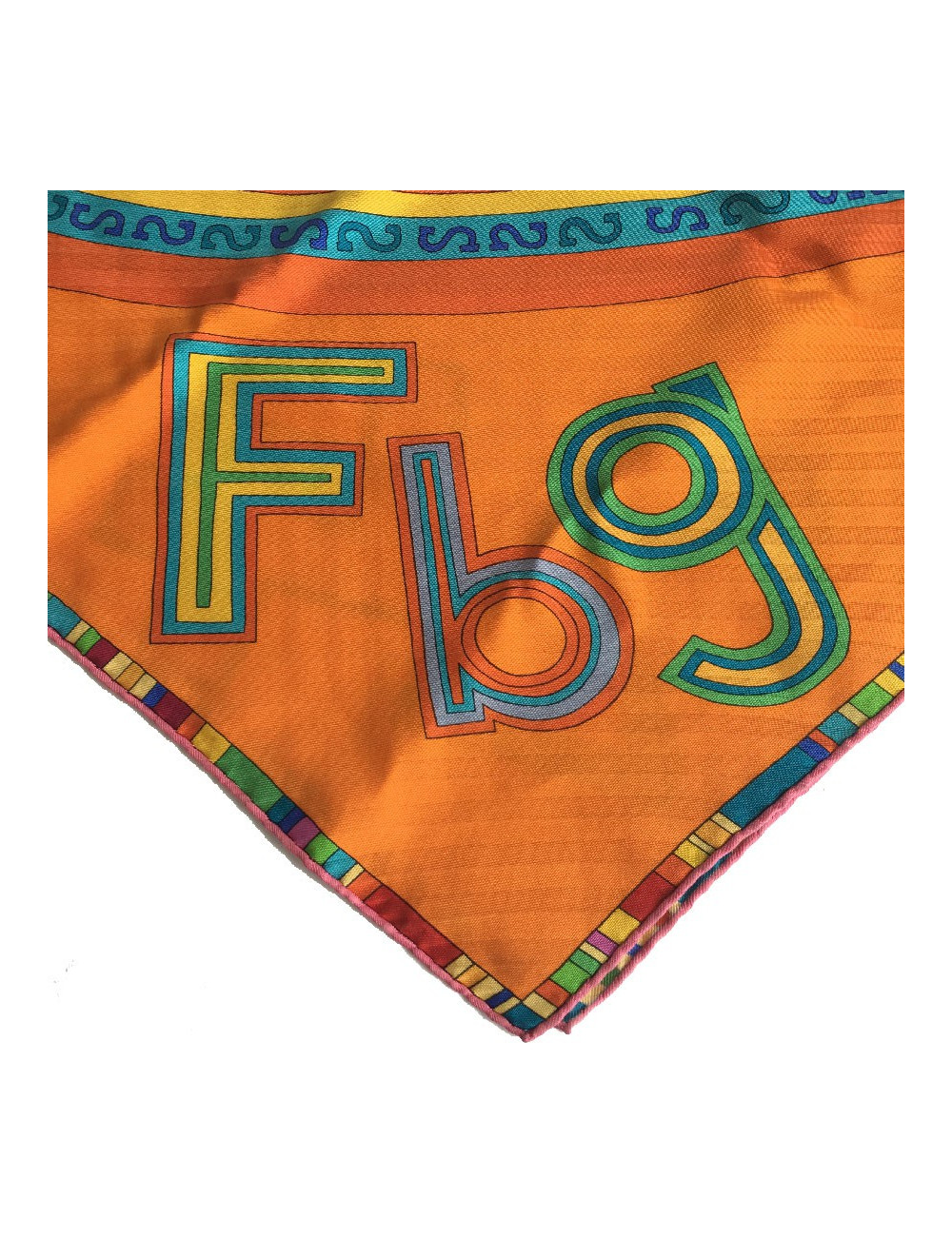 Carré HERMES 'Tohu Bohu' en soie orange et fond multicolore