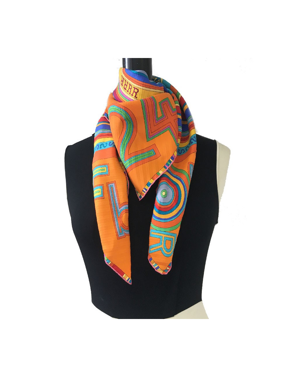 Carré HERMES 'Tohu Bohu' en soie orange et fond multicolore