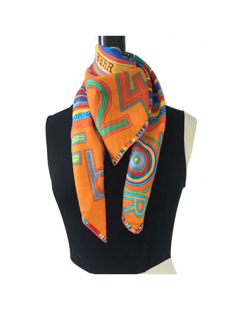 Carré HERMES 'Tohu Bohu' en soie orange et fond multicolore