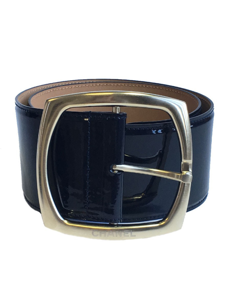 Ceinture CHANEL large T38 en cuir verni marine et boucle or pâle
